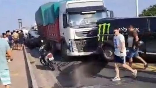 Tragedia en el puente Chaco-Corrientes: un hombre murió y el camionero quedó detenido tras el choque en cadena