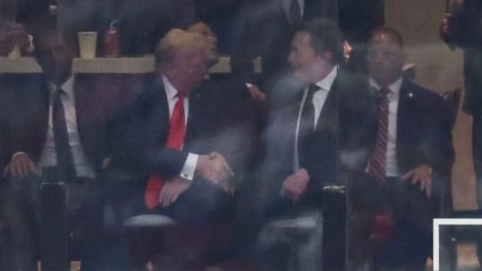 Donald Trump y Elon Musk se sentaron juntos en el funeral de Kirk: se dieron la mano y mantuvieron una charla