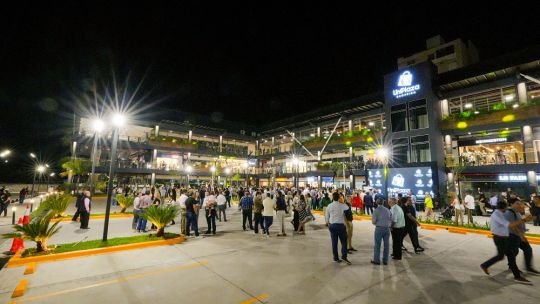 Gustavo Valdés inauguró el shopping UniPlaza y criticó al Gobierno nacional por no apoyar la obra