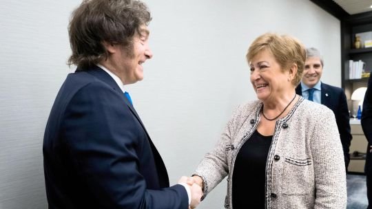 A la espera de la ayuda de Washington, sigue la sangría de dólares para frenar el tipo de cambio