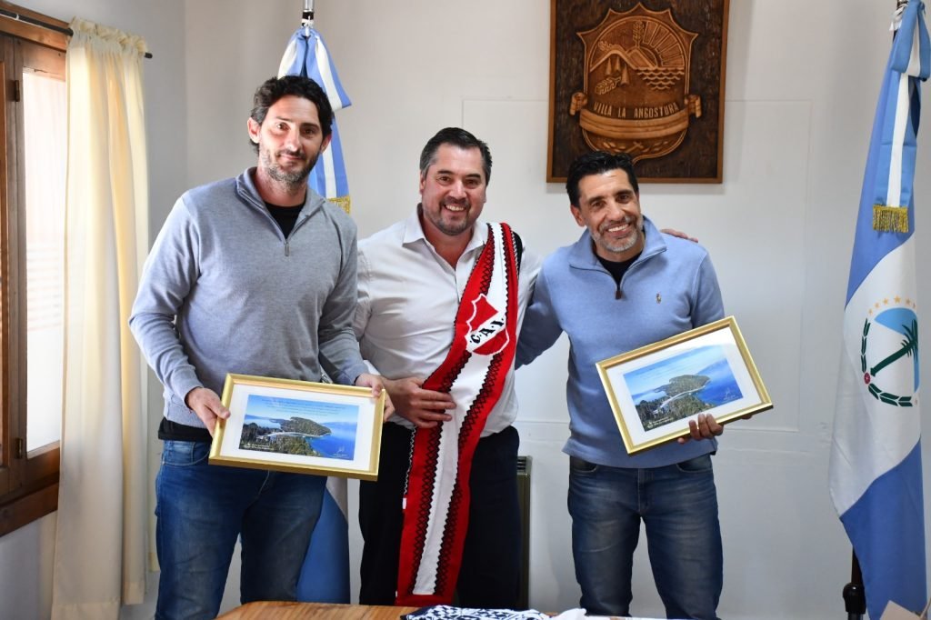 El Intendente Javier Murer, recibio a Dirigentes del Club Atlético Independiente de Avellaneda.