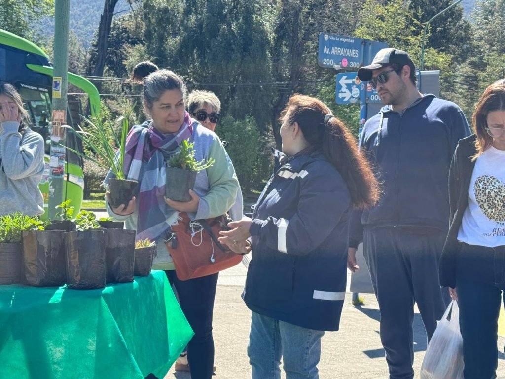 La Secretaría de Atención al Vecino junto a el Vivero Municipal agasajó a las mamás en su día.