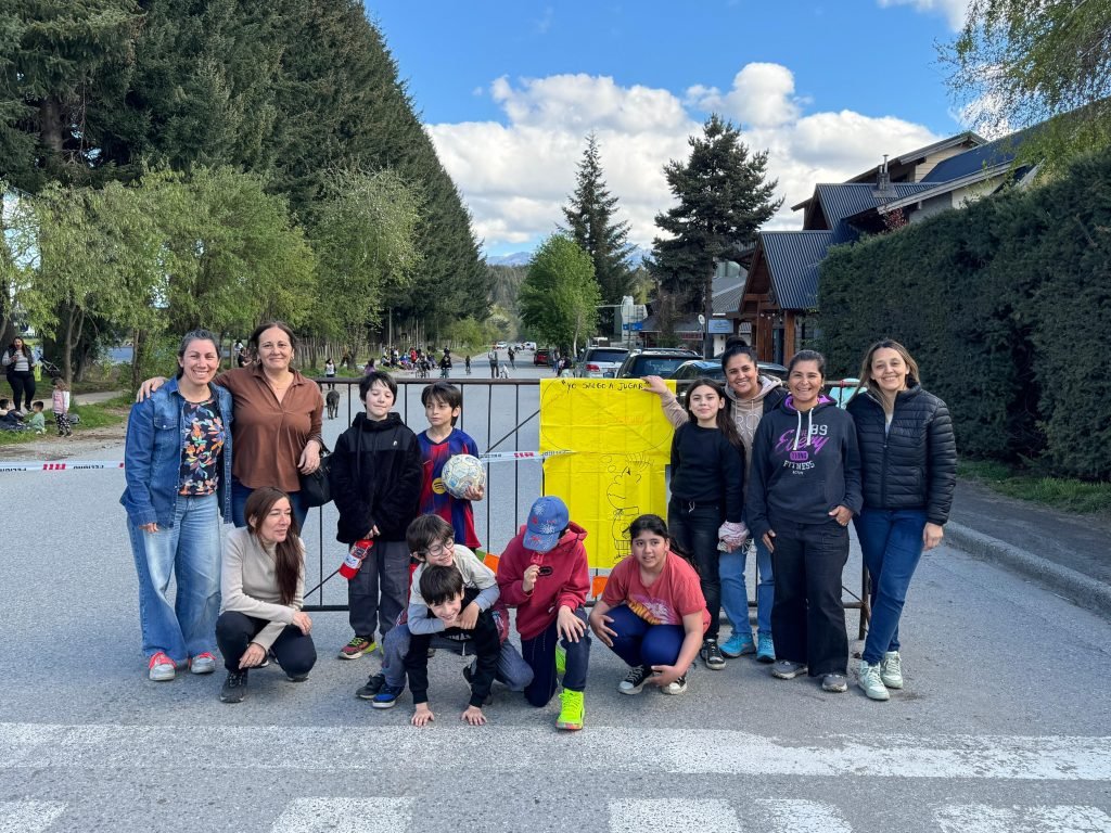 “Yo salgo a jugar” la propuesta que lleno de alegría las calles de Villa La Angostura.