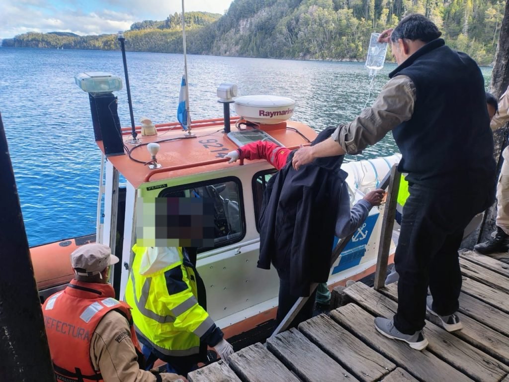 Prefectura asistió a un pasajero que sufrió un ataque epiléptico durante una excursión turística Prefectura asistió a un pasajero que sufrió un ataque epiléptico durante una excursión turística