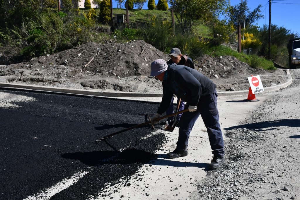 La Municipalidad de Villa La Angostura informa que se comenzó a asfaltar el Barrio El Mallín. La Municipalidad de Villa La Angostura informa que se comenzó a asfaltar el Barrio El Mallín.