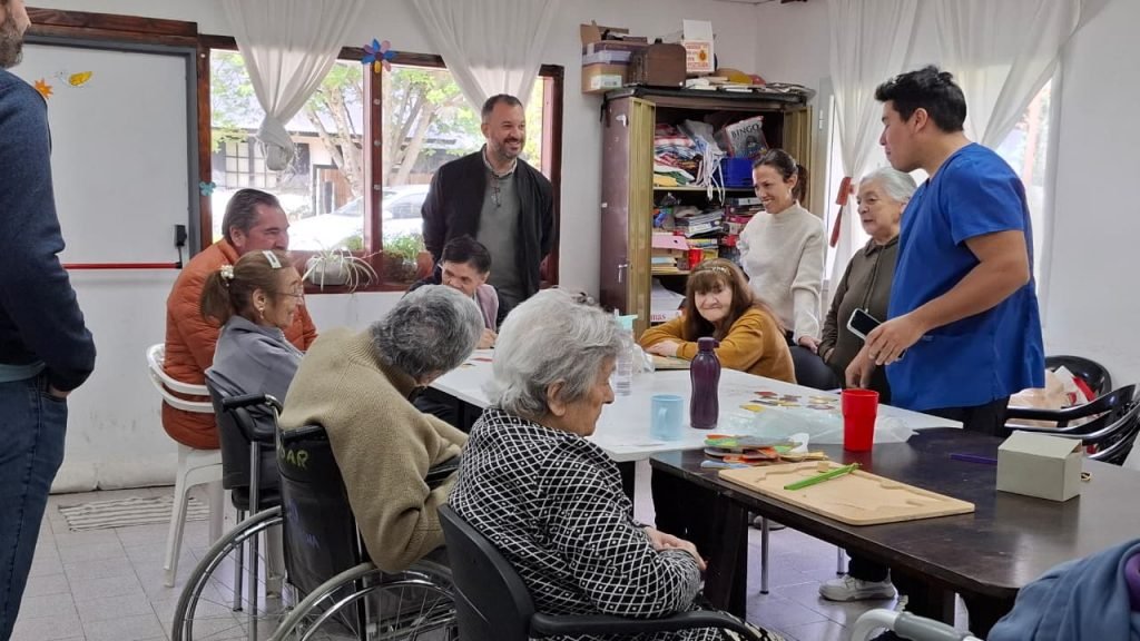 El Municipio acompaña al Hogar de Ancianos con la entrega de un nuevo termotanque