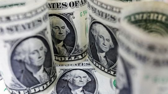 La tensión cambiaria no afloja: el dólar trepó  por exceso de demanda y encara otra rueda difícil