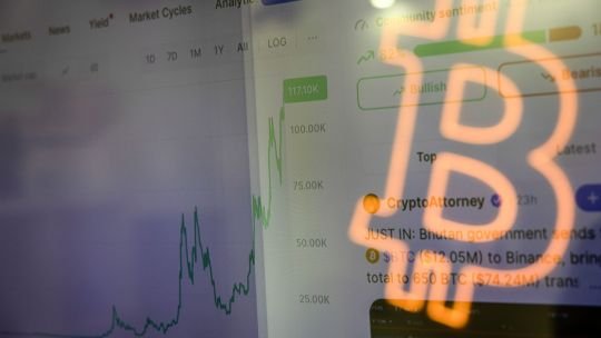 Bitcóin toca los US0.000 por primera vez desde marcar su máximo histórico