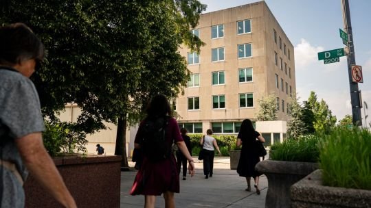 Trump sube la apuesta en el cierre del gobierno con amenaza de recortes a empleados federales