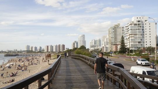 Uruguay busca que los extranjeros ricos paguen más por exenciones fiscales