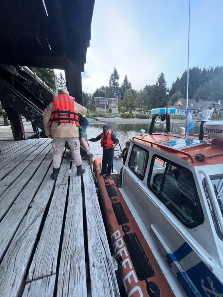 Prefectura Naval Argentina, asistio a kayakistas en el Lago Nahuel Huapi. Prefectura Naval Argentina, asistio a kayakistas en el Lago Nahuel Huapi.