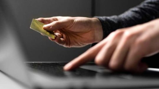 Ciberestafa: ordenan a un banco devolverle a una jubilada los 22.000 dólares y los 800 mil pesos que le robaron y además indemnizarla