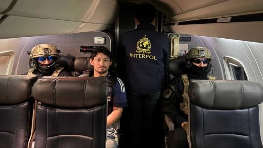 Así llegó Matías Ozorio, uno de los acusados del triple femicidio de Florencio Varela, al aeropuerto de El Palomar