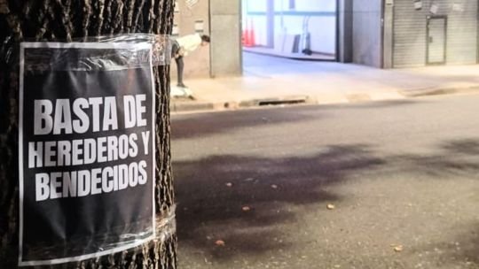La sede del peronismo bonaerense amaneció con carteles contra Máximo Kirchner: “El PJ no es tu monarquía”