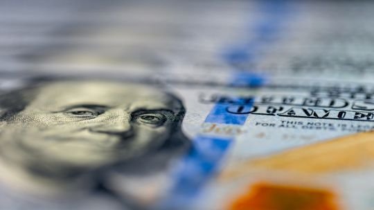 Sube fuerte el dólar oficial el último día hábil de la semana y queda cerca de los 00