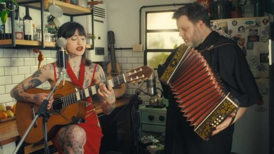 Un Tiny Desk desde los bordes porteños creado por una pareja que invita a músicos a tocar “En la casita”
