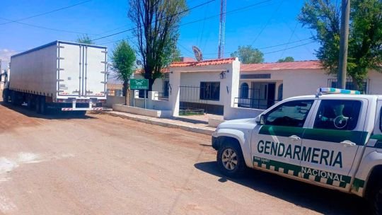 Escándalo en Córdoba: detienen a 23 gendarmes por una red de coimas a camioneros en puestos viales