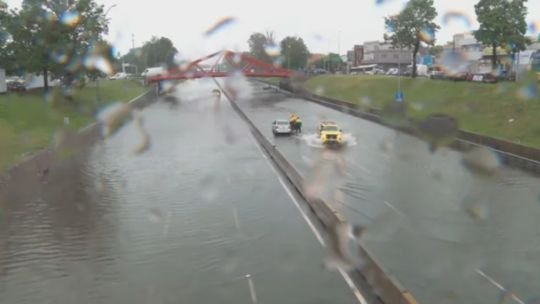 Inundación: un taxista se descompensó y murió en la colectora de la General Paz