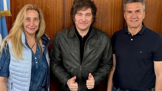 Saludos desde la camioneta y libertarios que cantaron “saquen el pingüino del cajón”, en la visita de Milei a Chaco