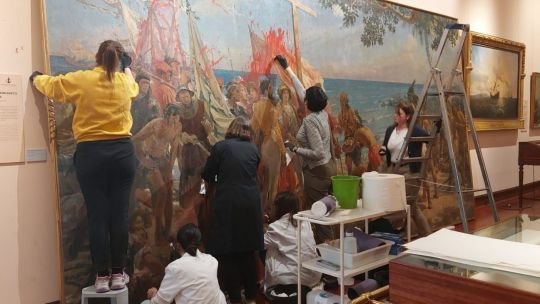 Dos activistas manchan con pintura roja el cuadro de Cristóbal Colón en el Museo Naval de Madrid para denunciar neocolonialismo