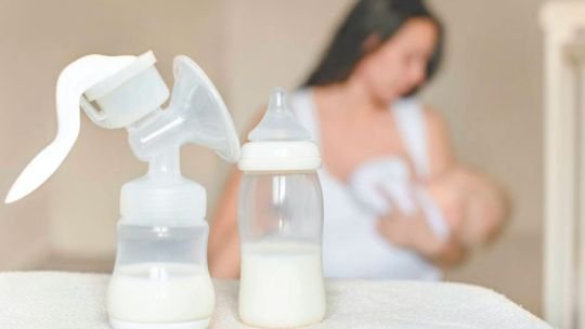 Una pediatra propone consumir leche materna en el núcleo familiar: entre el tabú y los beneficios nutricionales