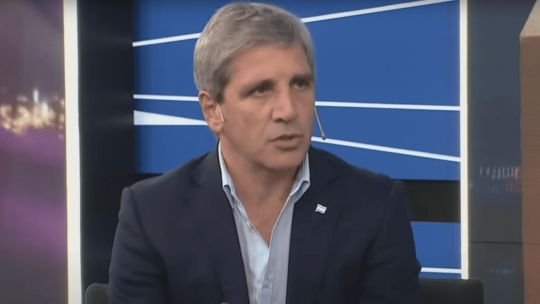 Luis Caputo descartó una dolarización y dijo que Estados Unidos ayuda a la Argentina porque “identificó un ataque político”
