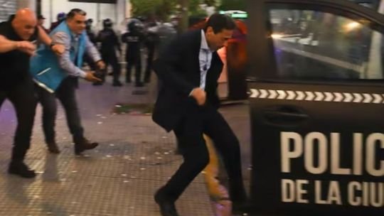 La foto de Moretti escapando de San Lorenzo, la metáfora de un club sin conducción