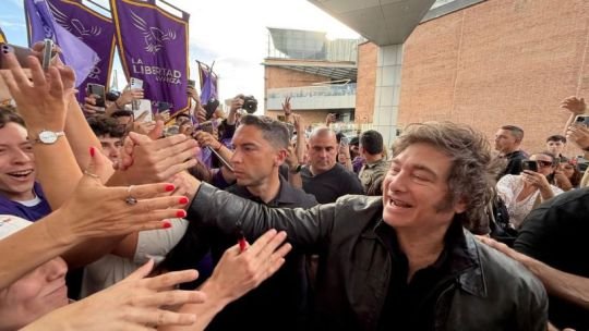 Javier Milei cerró la campaña en Rosario: “Todos los que la jueguen de tibios son cómplices de los exterminadores de la sociedad” Javier Milei cerró la campaña en Rosario: “Todos los que la jueguen de tibios son cómplices de los exterminadores de la sociedad”