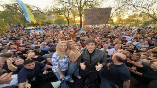 Javier Milei encabezó la caravana de campaña de La Libertad Avanza en Corrientes con Virginia Gallardo: “Vamos por el camino correcto”
