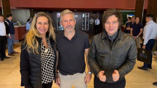 Mientras el cineasta oficial desmintió que hubieran suspendido el acto en Santa Fe, del otro lado del río Milei posó con Frigerio