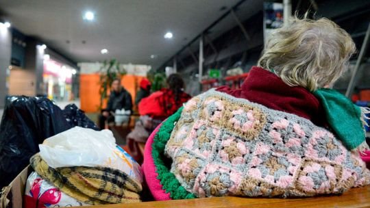 Durmió en la terminal con su hija tras perder su trabajo en negro: el drama de una madre cordobesa