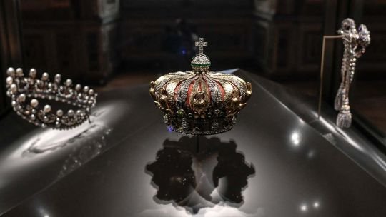 Interpol lanzó una cacería global por las joyas robadas del Louvre y las sumó a su base de datos