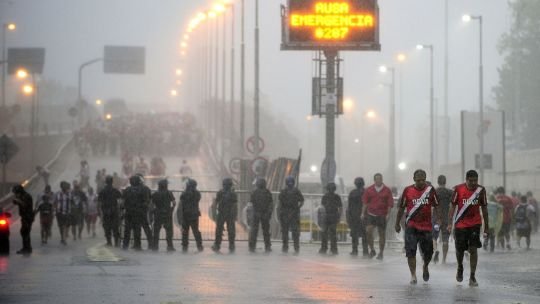 Cortes de energía, árboles caídos y demoras en el transporte tras el fuerte temporal en Buenos Aires