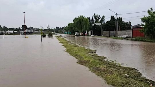 Temporal en Bahía Blanca: calles anegadas e inconvenientes tras la caída de más de 40 milímetros de agua