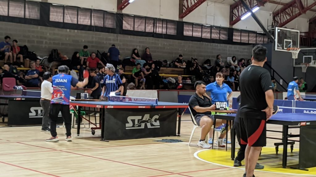 El equipo “Los Luminosos” representó a Villa La Angostura en el Gran Torneo Patagónico de Tenis de Mesa en Bariloche