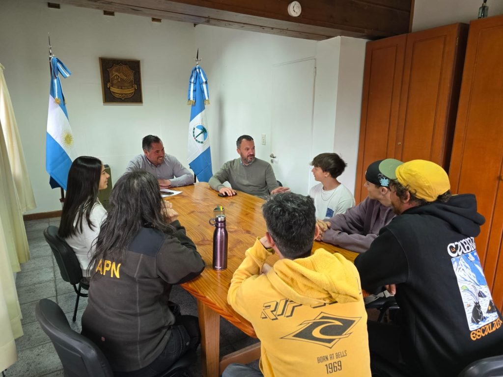 El Intendente Javier Murer recibió a Deportistas Angosturenses, que representarán a Argentina en el Freeride internacional, esqui fuera de pista.