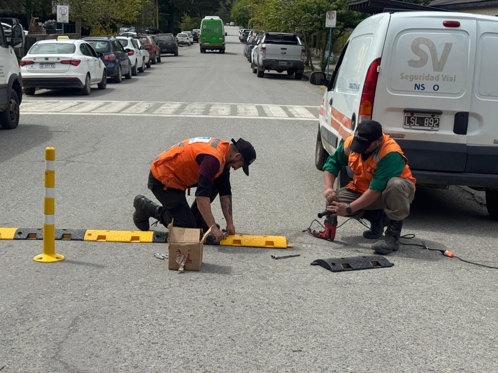 La Municipalidad de Villa La Angostura continúa colocando más reductores de velocidad.