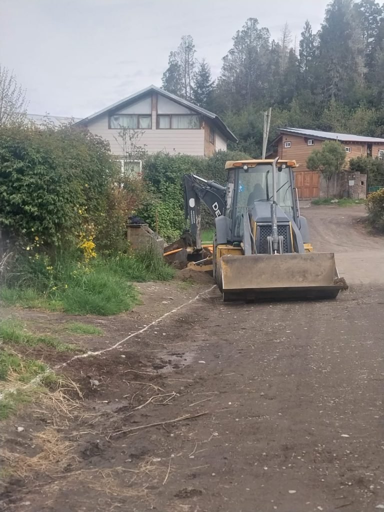 Municipalidad de Villa La Angostura – Obra de colocación de cañerías de gas en calle Dr. Copello.