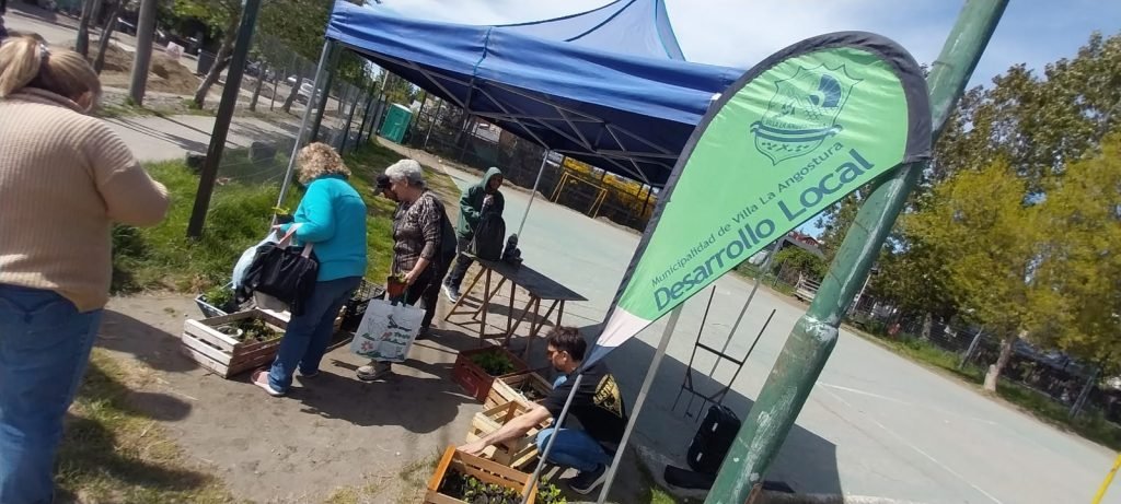 Entrega de plantines en el Barrio Mallín.