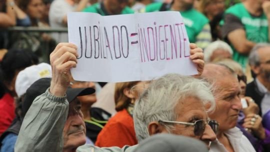 Se achica la clase media y la movilidad social descendente se impone en las mediciones