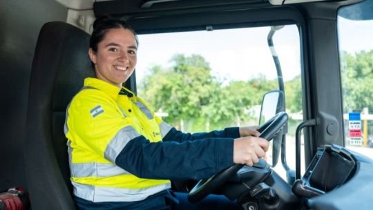 Del local al hormigón: Micaela, la joven cordobesa que hoy maneja un camión mixer de Holcim