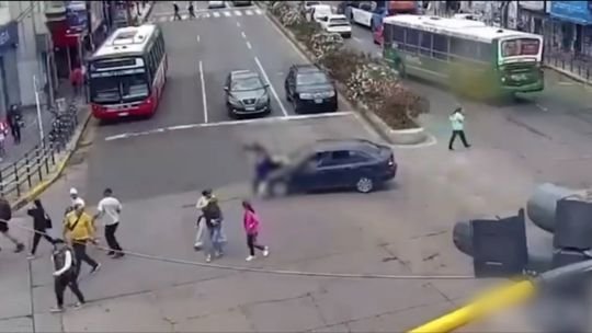 Atropelló a tres mujeres que cruzaban la calle tras perder el control de su auto