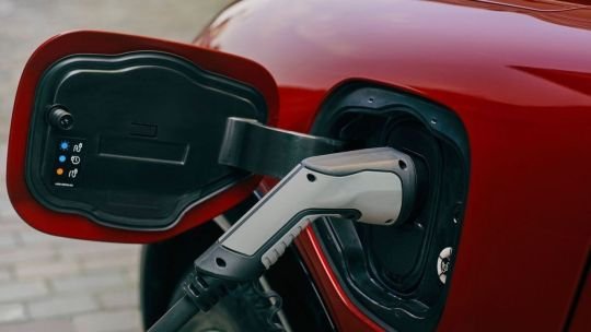 El combustible a US$ 7 impulsa un boom de autos eléctricos en Uruguay