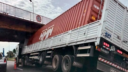 Video: camión con acoplado chocó contra un puente y provocó un embotellamiento de 5 km Video: camión con acoplado chocó contra un puente y provocó un embotellamiento de 5 km