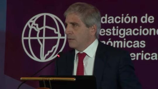 Luis Caputo explicó por qué el gobierno “seguirá con el esquema de bandas” y dio precisiones sobre la reforma laboral