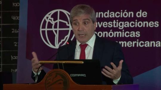 Caputo se aferró al entusiasmo inversor por el riesgo país, prepara un nuevo plan y resiste la presión por el dólar libre