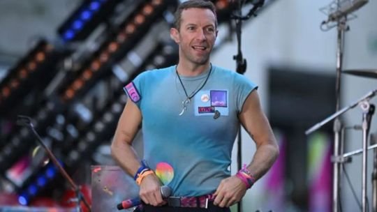 Chris Martin disfrutó de la cocina argentina con amigos, mientras se habla de su supuesto nuevo romance con una actriz