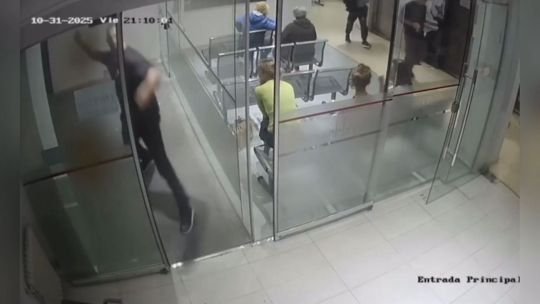 Un hombre destruyó el hall de una clínica en La Plata tras retirar a su madre sin el alta médica