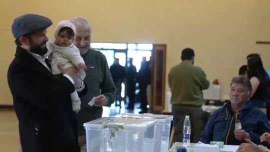 Boric votó en Punta Arenas con su hijita Violeta: “Chile es una familia, más allá de todas las diferencias”