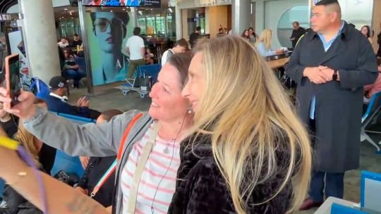 Karina Milei viajó a Mar del Plata y en Aeroparque se cansó de hacer selfies Karina Milei viajó a Mar del Plata y en Aeroparque se cansó de hacer selfies